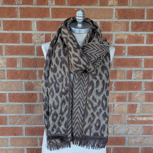 Belle by Kim Gravel Reversibelle Printed Scarf - Herringbone and Animal Print - Picture 4 of 4